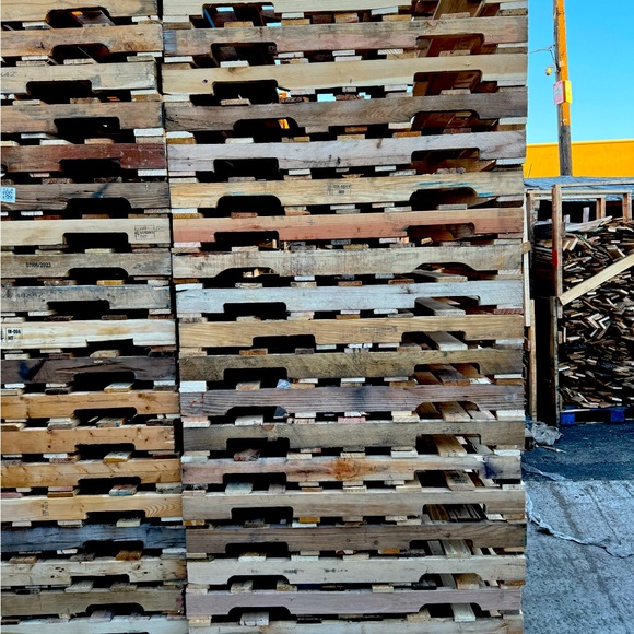 48/40 PALLETS ALL GRADE OF PALLETS - Picture 1 of 4